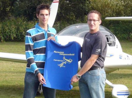 Jugendleiter Christian Franz freut sich über die Spende von Jörg Tilsner